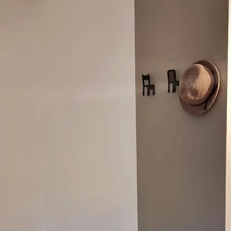 Apartment Traveler's *